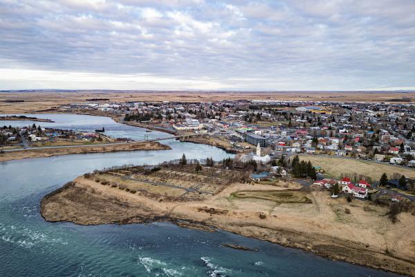 Pequeño pueblo al lado de un río en Islandia