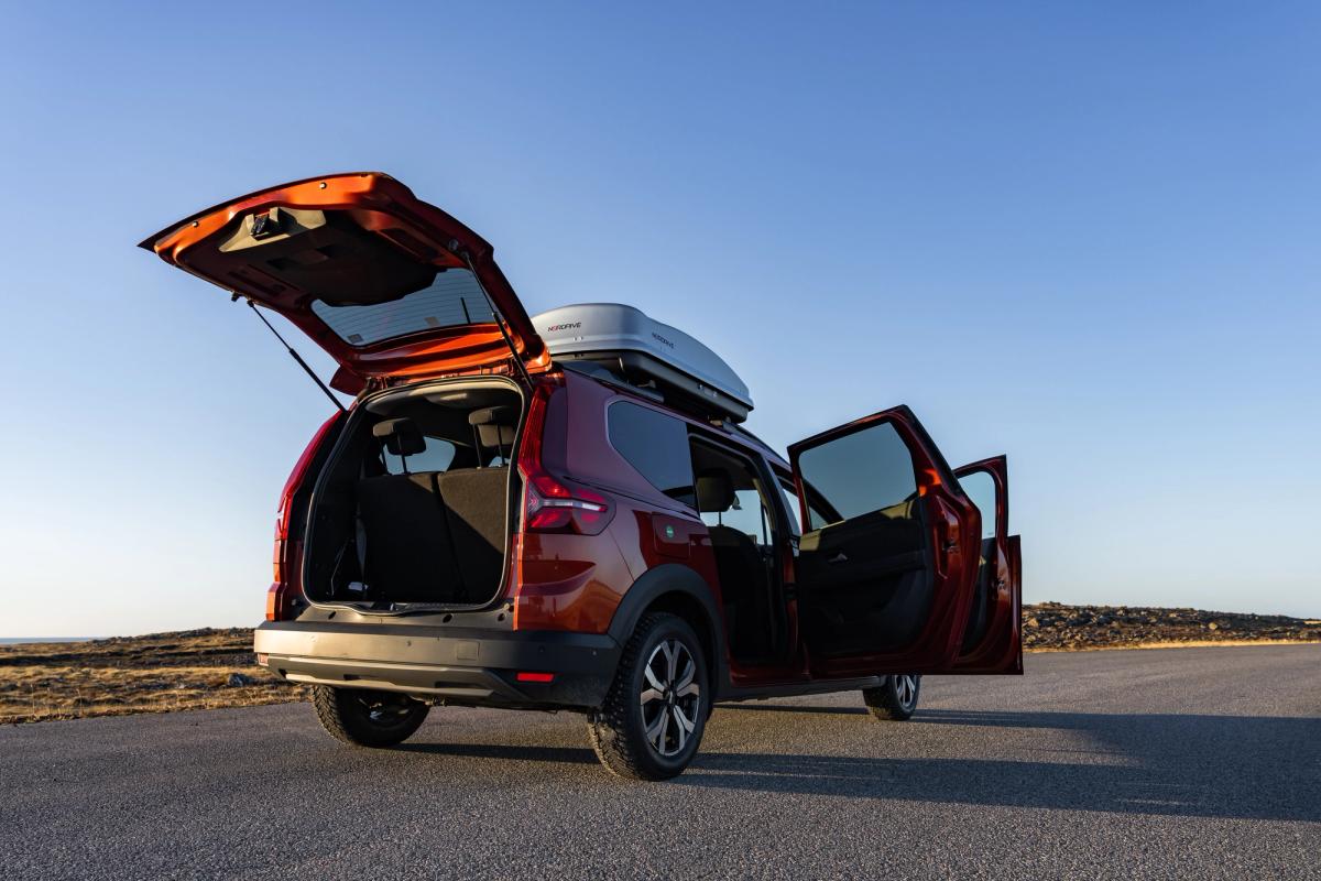 Dacia Jogger with tailgate and door open showing roof box and interior