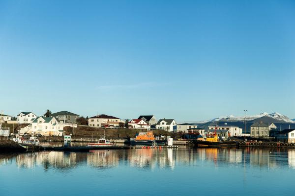 une ville côtière vue depuis la mer