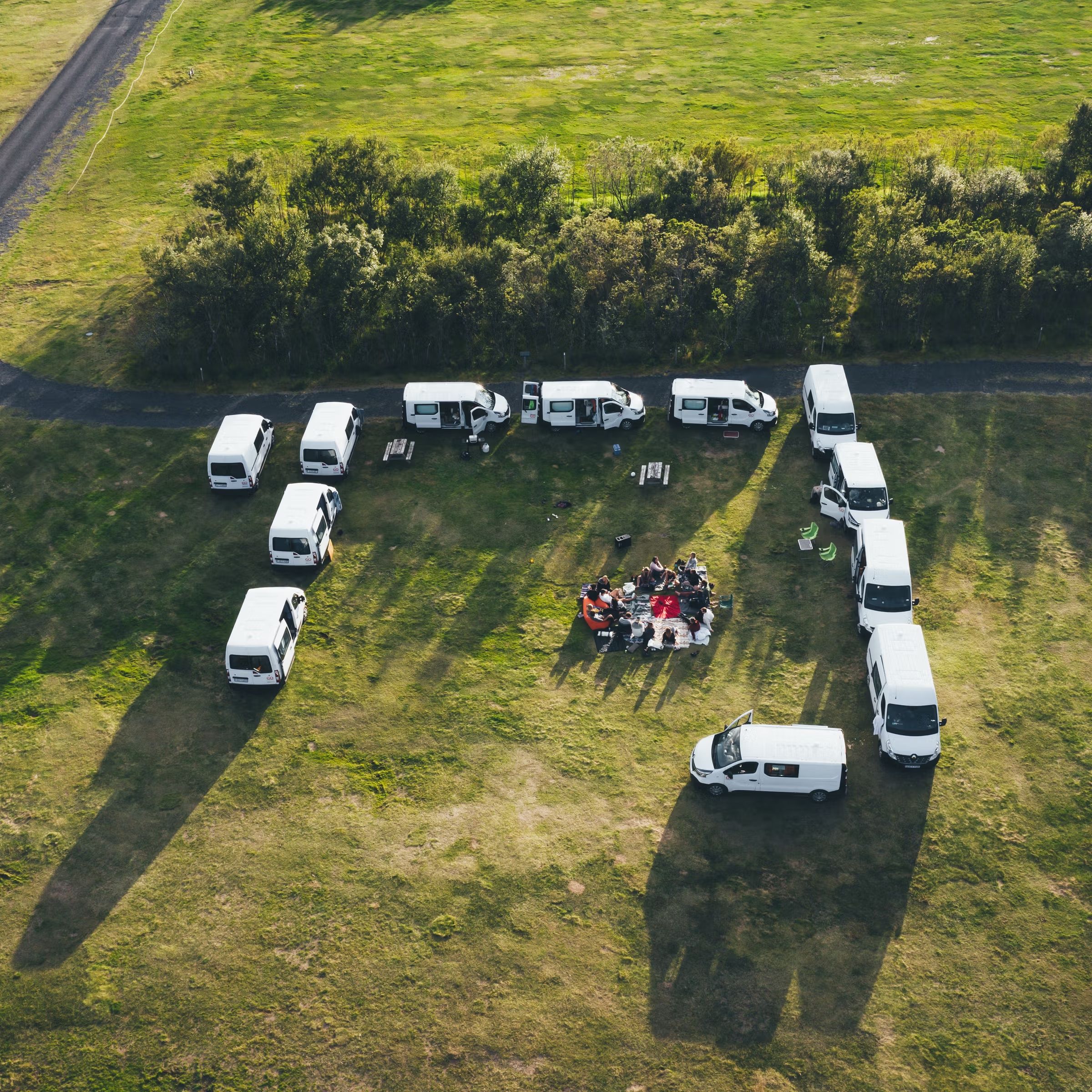 Vue aérienne d’un groupe de vans garés dans un champ