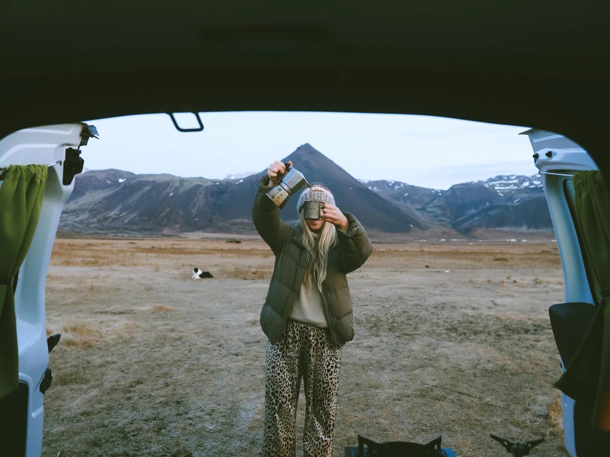 Blick vom Bett aus Gaskocher an den geöffneten Hecktüren, vom Bett aus gesehen, Camper mieten in Island
