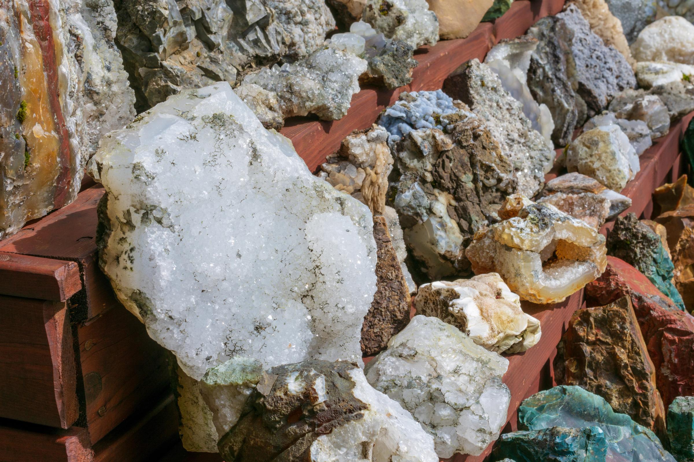 hay muchos tipos diferentes de rocas en el estante .
