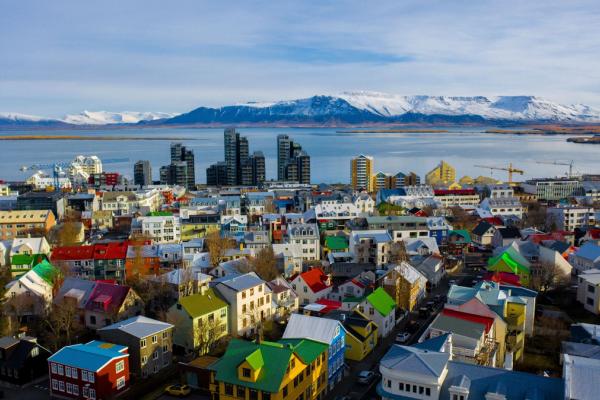 Vista aérea de Reykjavik con las montañas nevadas de fondo