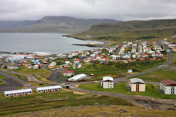 un pequeño pueblo al lado del mar en un día nublado