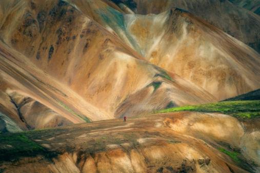 une personne se promène à Landmannalaugar