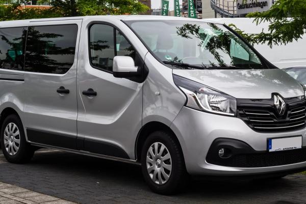 Renault traffic A Renault traffic minivan for 9 people