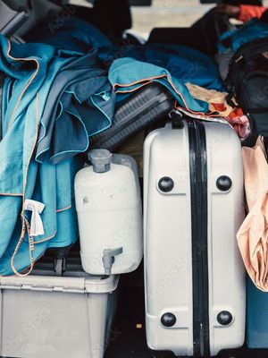 Maletero lleno de maletas y cosas de viaje