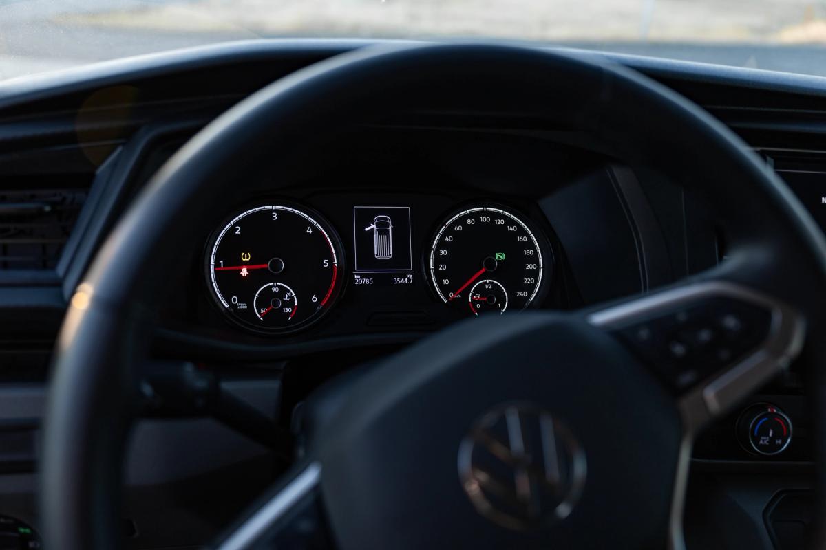 Nahaufnahme von Tachometer und Drehzahlmesser hinter dem Lenkrad eines Volkswagen Caravelle