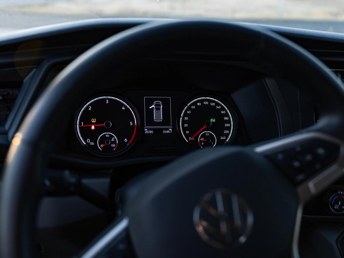 Kombiinstrument für den Volkswagen Caravelle Nahaufnahme von Tachometer und Drehzahlmesser hinter dem Lenkrad eines Volkswagen Caravelle