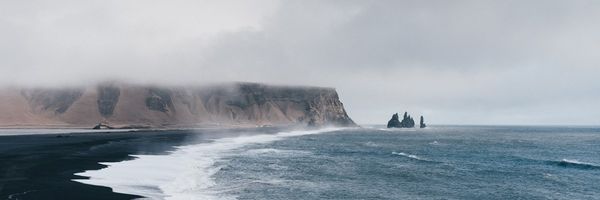 Playa de arena negra en Islandia en un día de mal tiempo