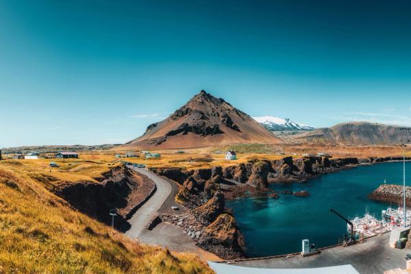 paisaje de un pequeño puerto con montañas al fondo