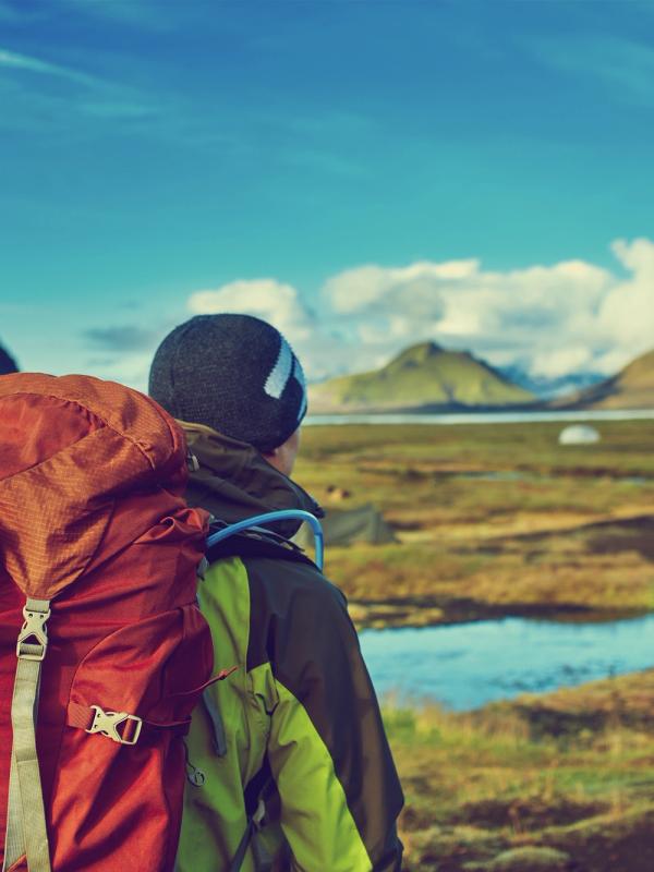 Chico con una backpack roja en Islandia