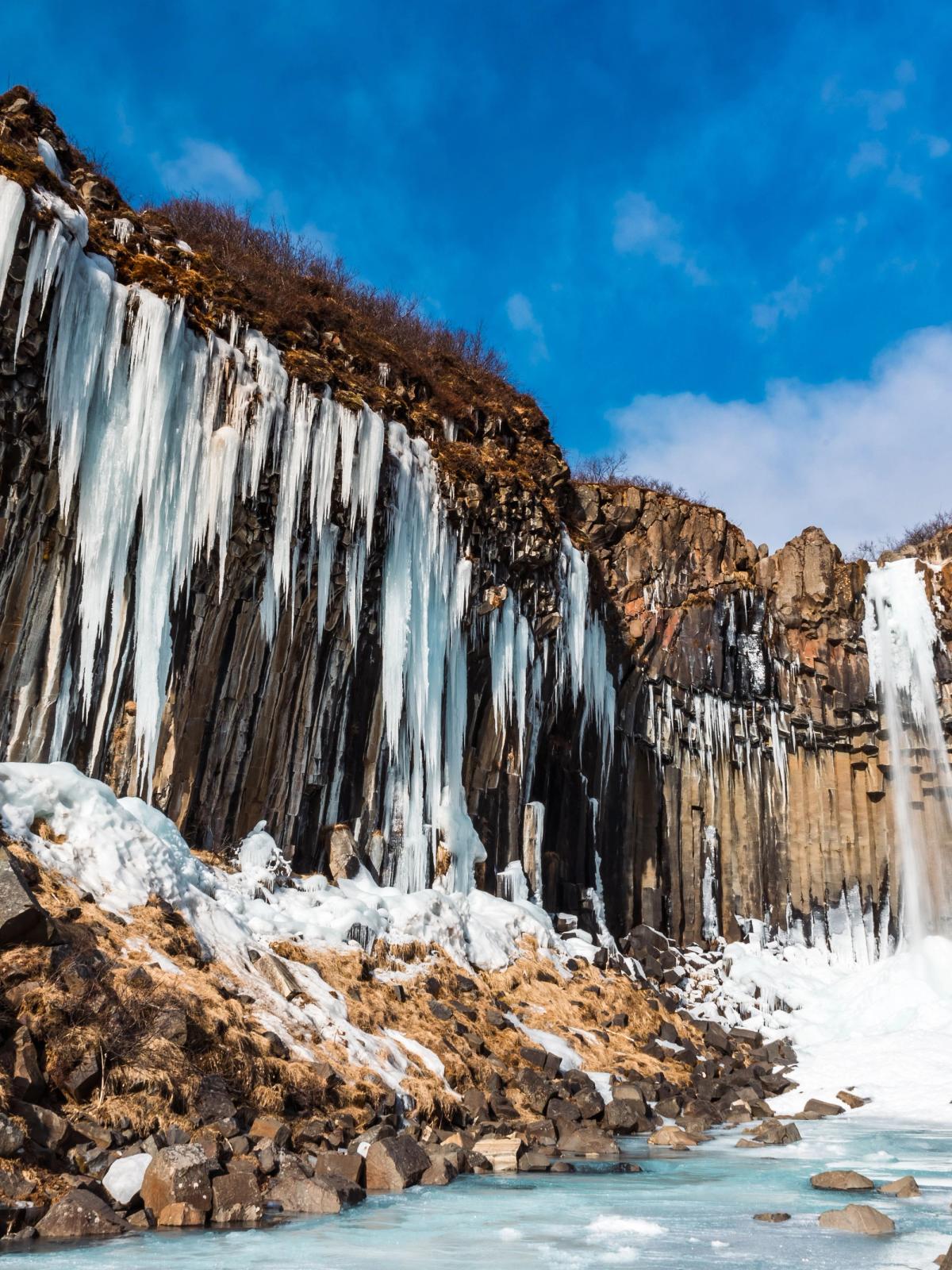 Cascada Svartifoss medio nevada en marzo