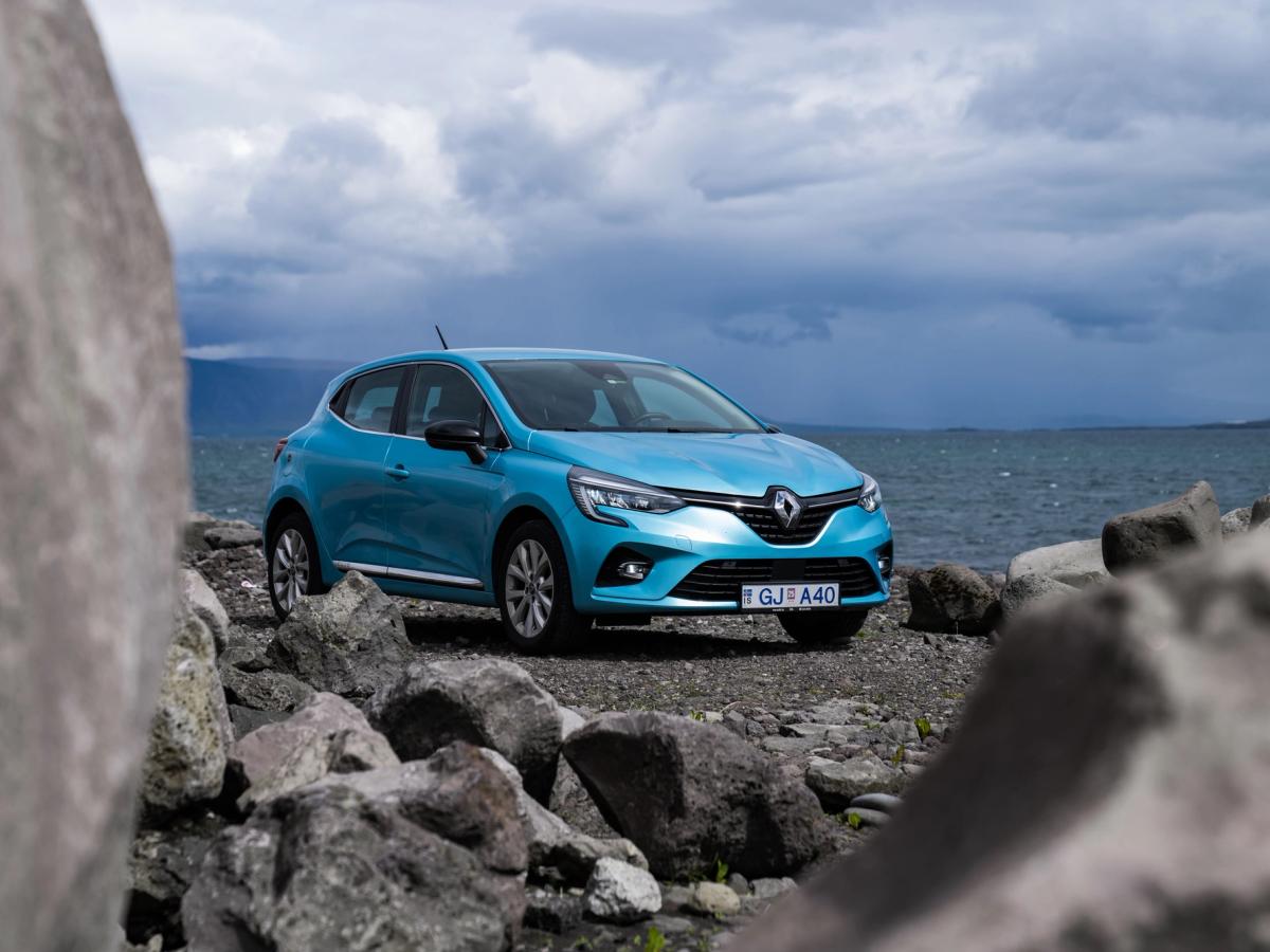 Clio – Vorderansicht an einer felsigen Küste Renault Clio in der Frontansicht, eingerahmt von großen Felsen am Meer
