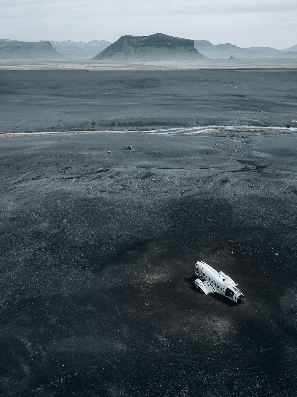una vista aérea de un avión estacionado en medio de un desierto.