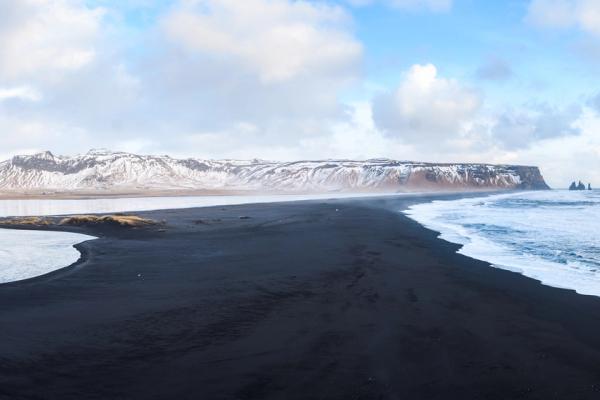 Playa de arena negra en Islandia