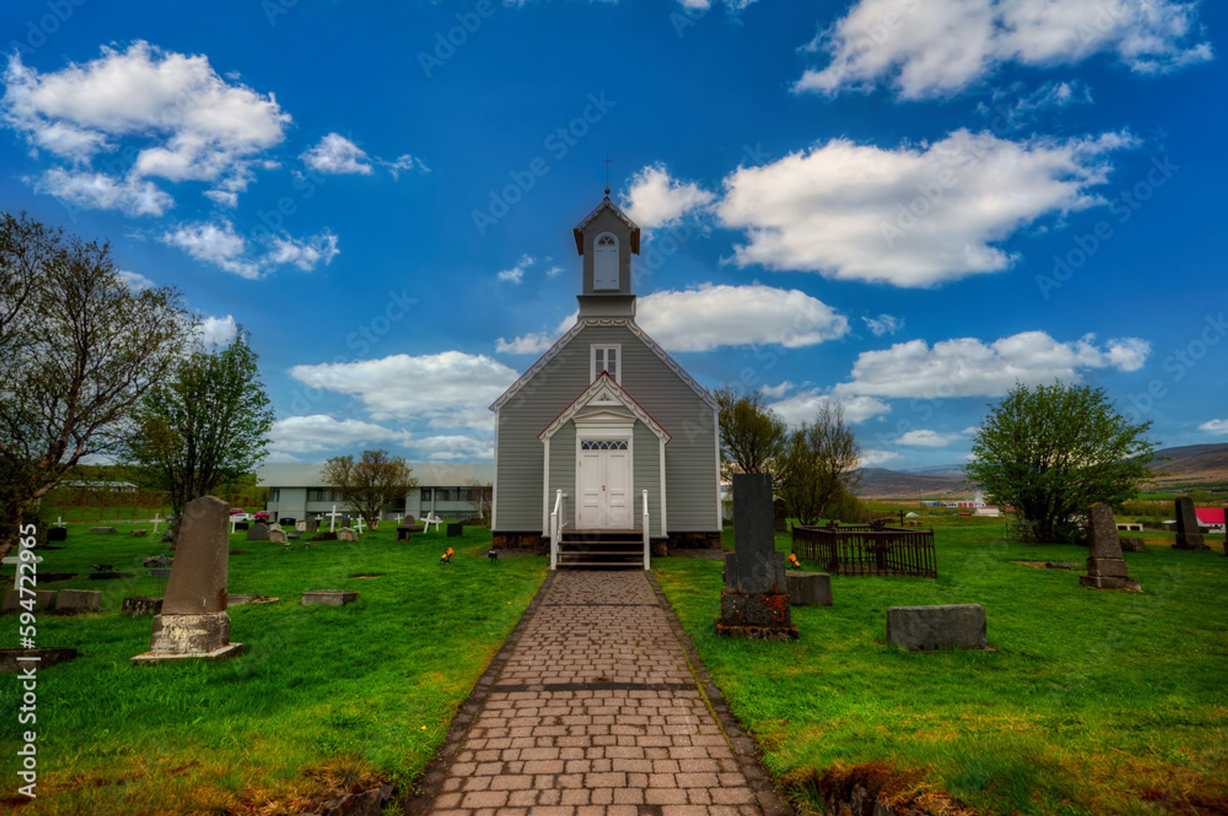 hay una pequeña iglesia en medio de un cementerio.