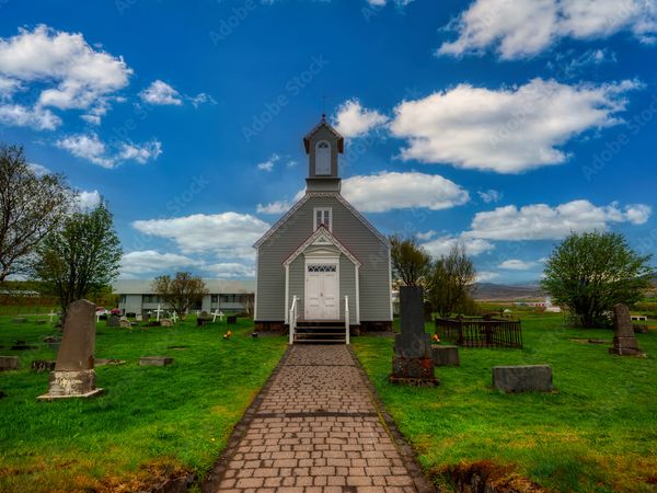 hay una pequeña iglesia en medio de un cementerio.