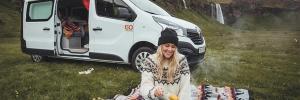 Mujer fuera de su camper en Islandia