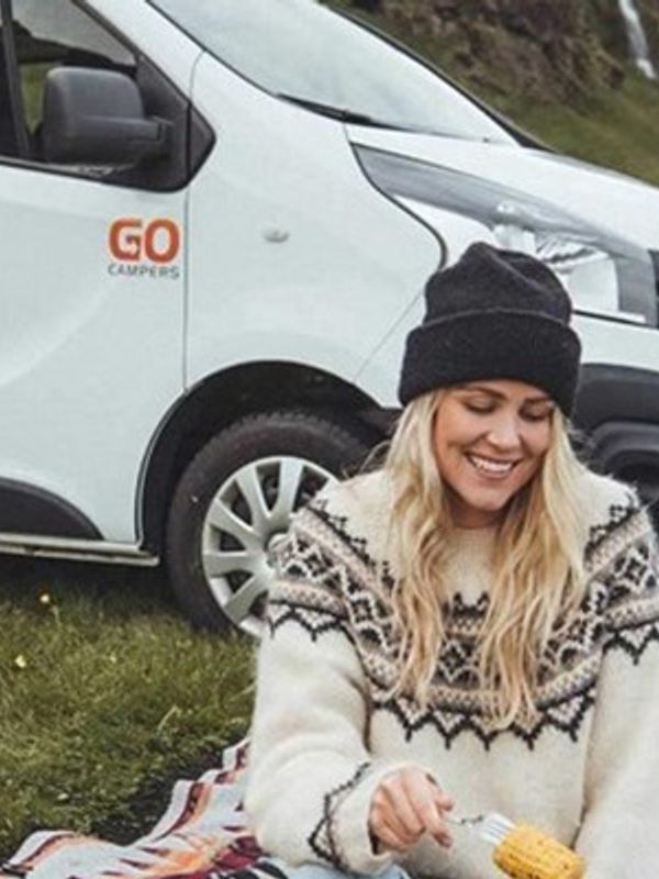 Mujer fuera de su camper en Islandia