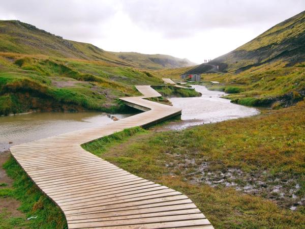 camino de madera que pasa sobre un río