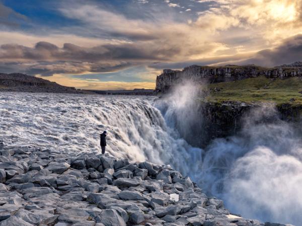 Hombre viendo Detiffoss desde las rocas