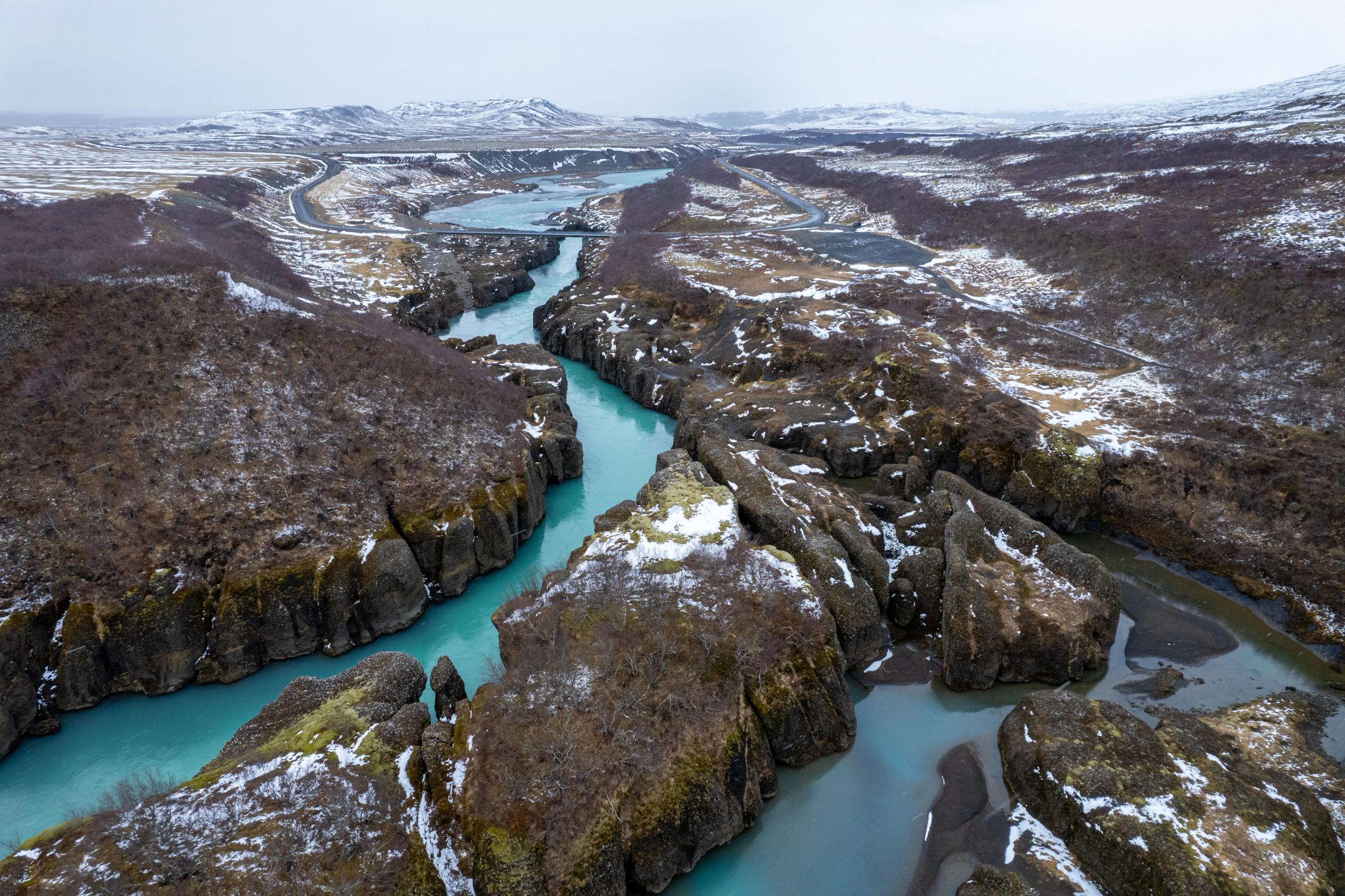 Magnifique canyon avec une rivière bleue qui le traverse
