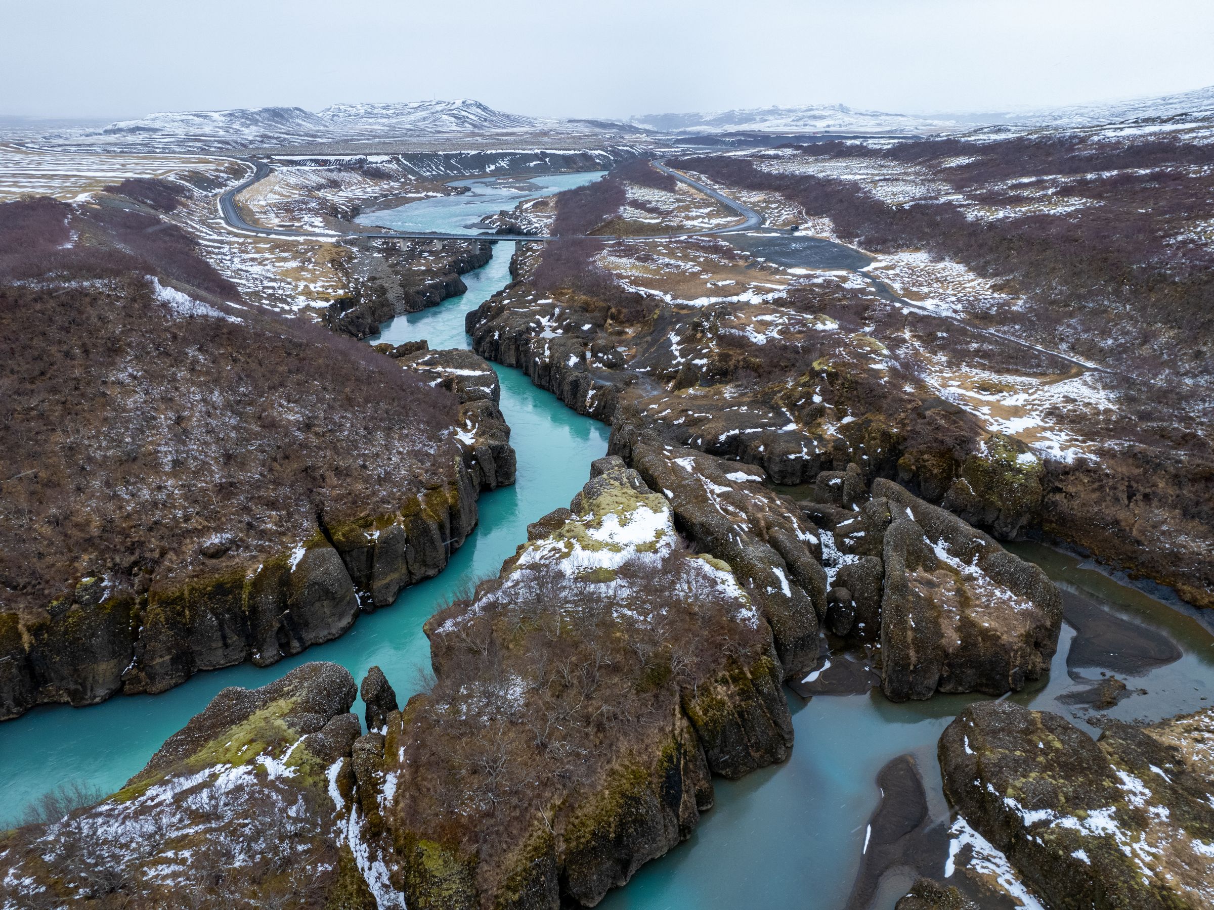 Magnifique canyon avec une rivière bleue qui le traverse
