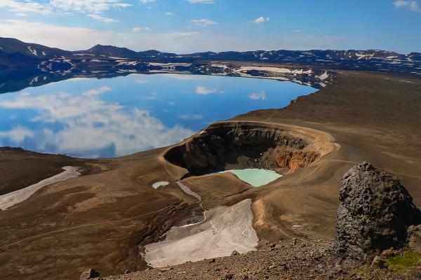 hay un gran lago en medio del desierto .