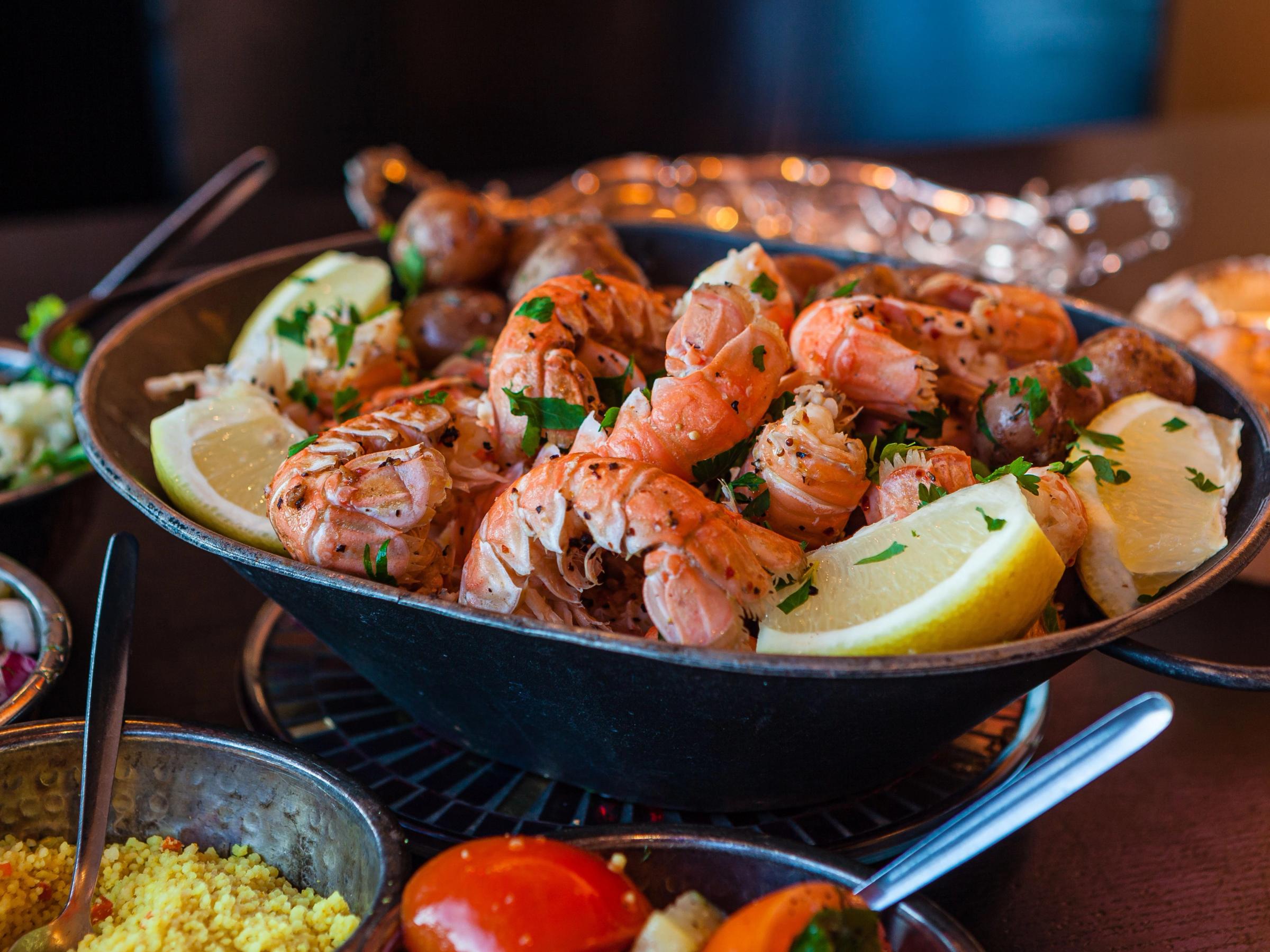 Un plato con mariscos y condimentos