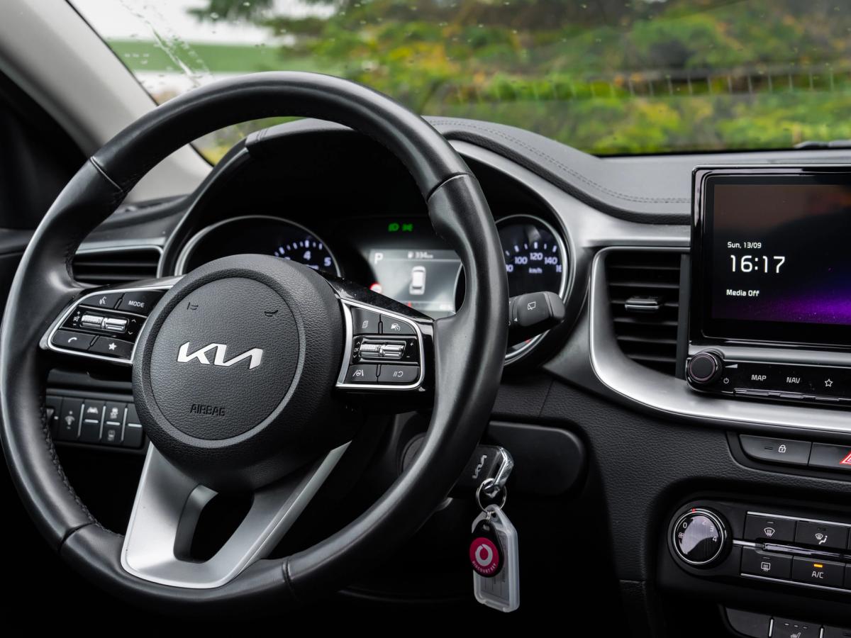 Primer plano del volante del Ceed Wagon Primer plano del volante de un Kia Ceed familiar, con el salpicadero y la pantalla del sistema de infoentretenimiento