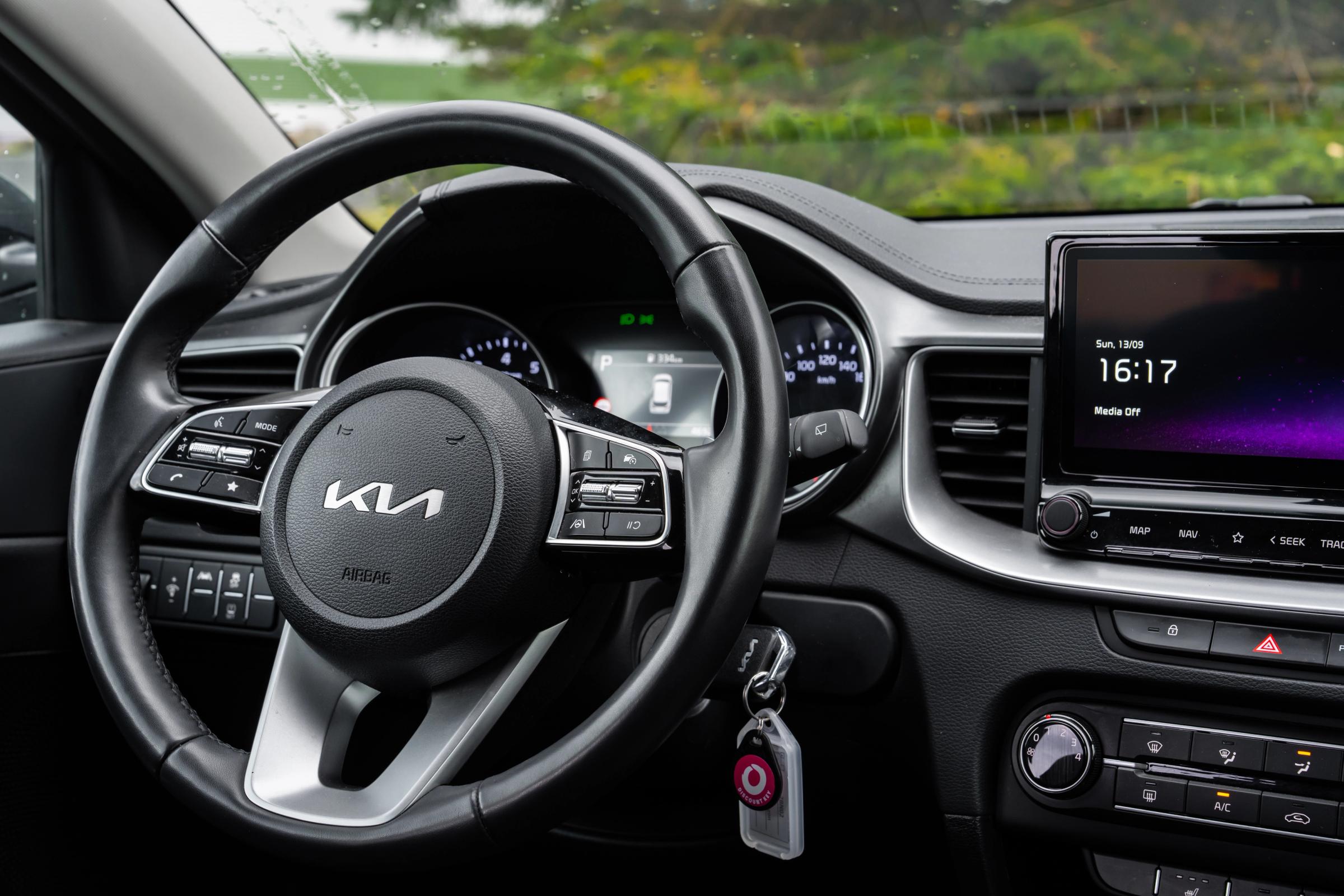 Primer plano del volante del Ceed Wagon Primer plano del volante de un Kia Ceed familiar, con el salpicadero y la pantalla del sistema de infoentretenimiento