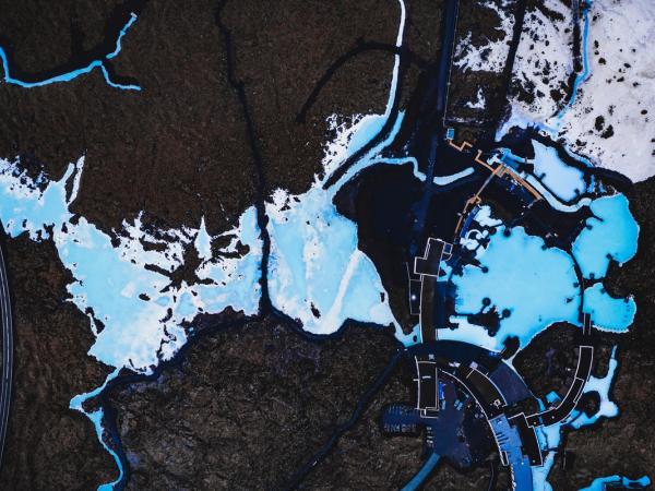 Complejo de aguas termales enorme en medio de un campo volcánico