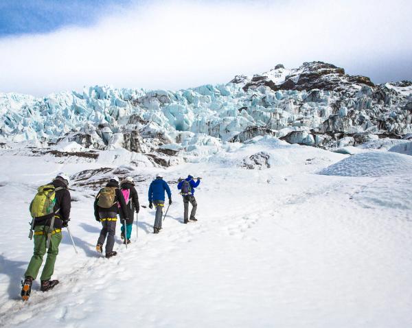 grupo de gente haciendo un tour por un glaciar