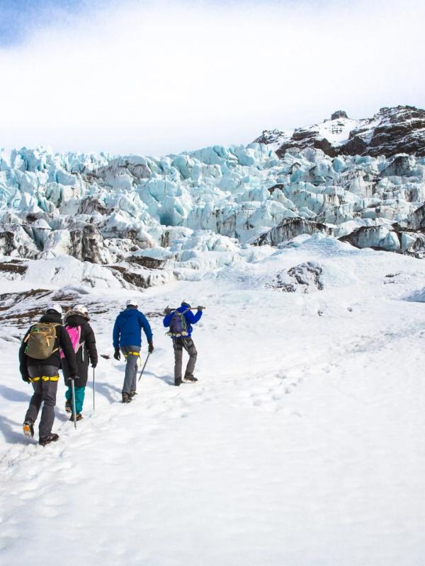 grupo de gente haciendo un tour por un glaciar