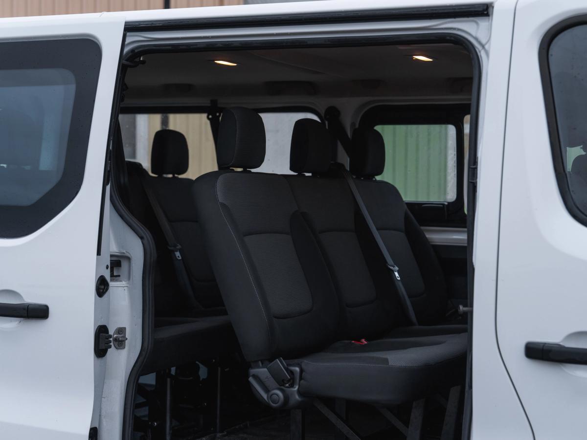 Interior de los asientos traseros del Trafic Vista del interior de una miniván Renault Trafic, con los asientos traseros de pasajeros vistos a través de la puerta lateral abierta