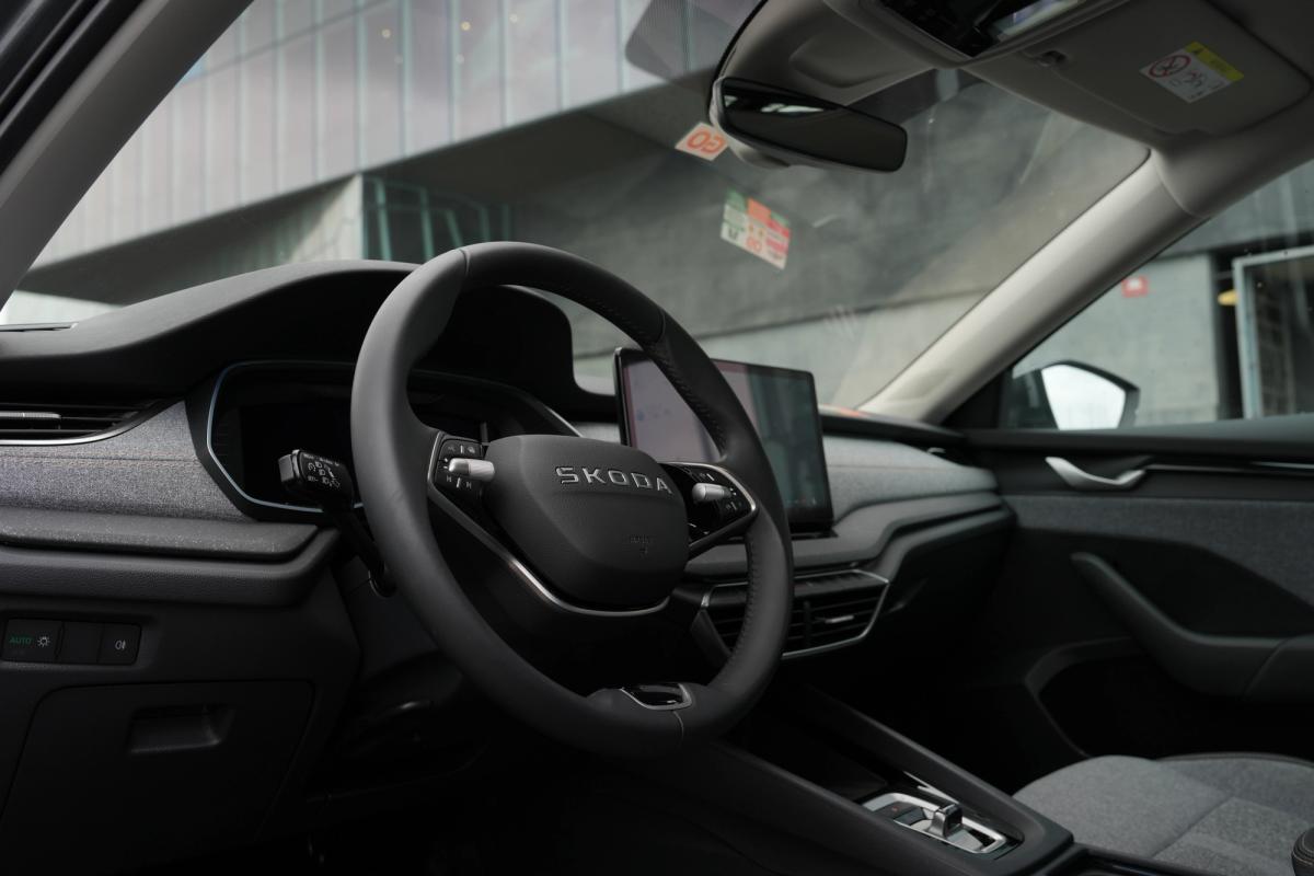 Innanrými Skoda Octavia-stationbíls með útsýni yfir stýri og mælaborð
