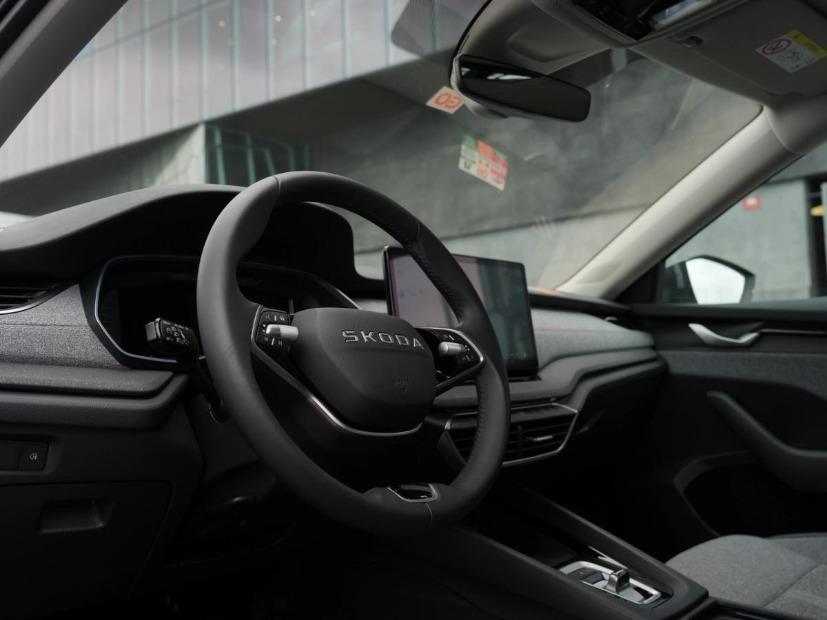Mælaborð Octavia-stationbílsins Innanrými Skoda Octavia-stationbíls með útsýni yfir stýri og mælaborð