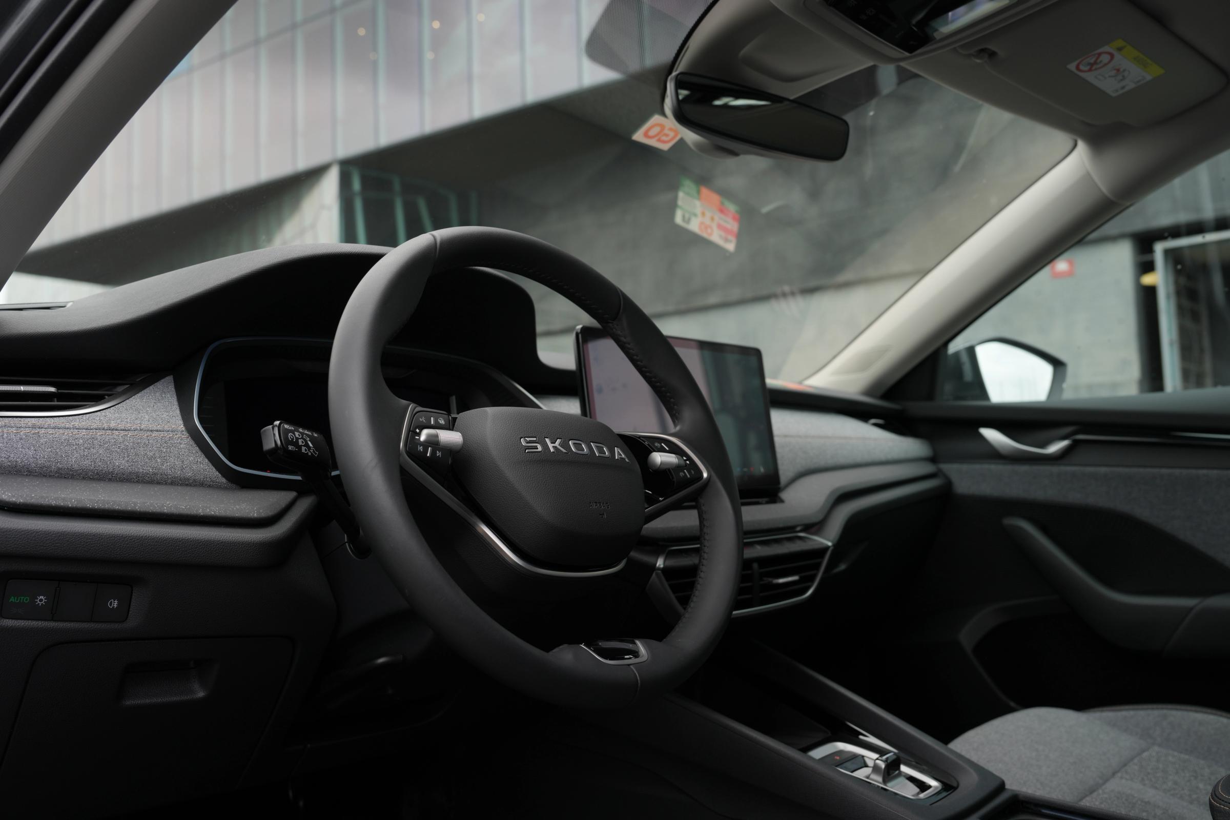 Mælaborð Octavia-stationbílsins Innanrými Skoda Octavia-stationbíls með útsýni yfir stýri og mælaborð
