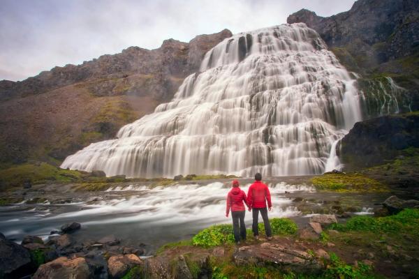 Pareja en frente de la cascada Dynjandi