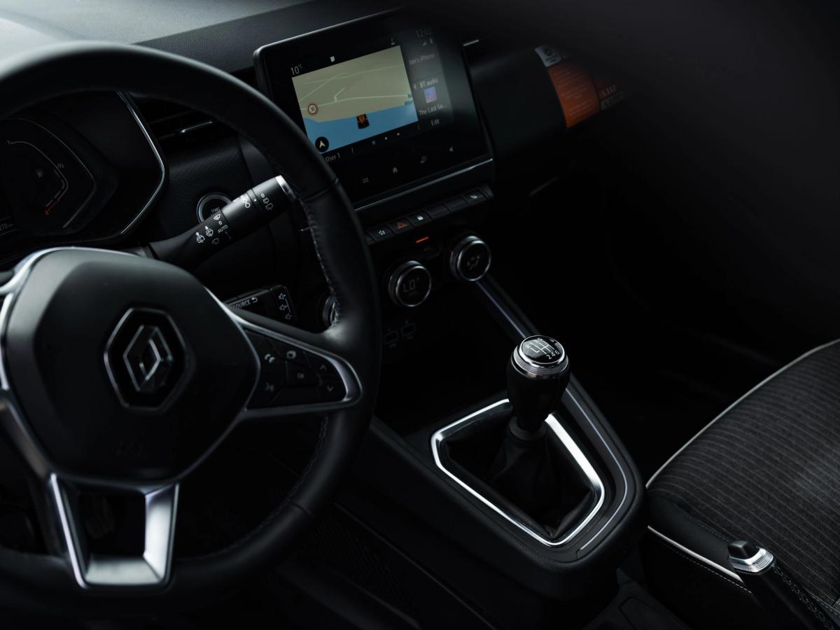 Clio-Armaturenbrett und Schalthebel Innenansicht eines Renault Clio mit Lenkrad, Handschalthebel und Navigationsdisplay