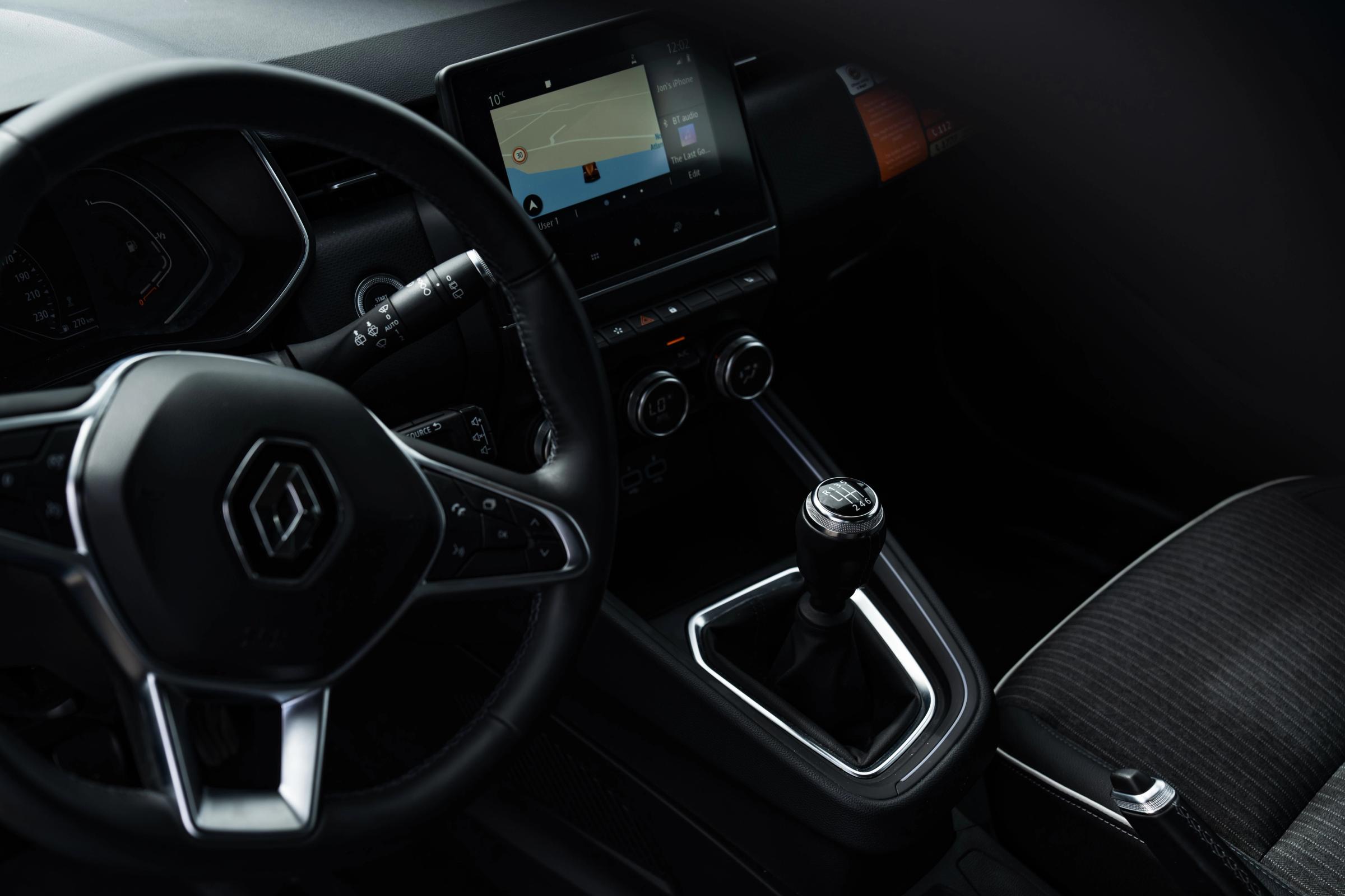 Clio-Armaturenbrett und Schalthebel Innenansicht eines Renault Clio mit Lenkrad, Handschalthebel und Navigationsdisplay