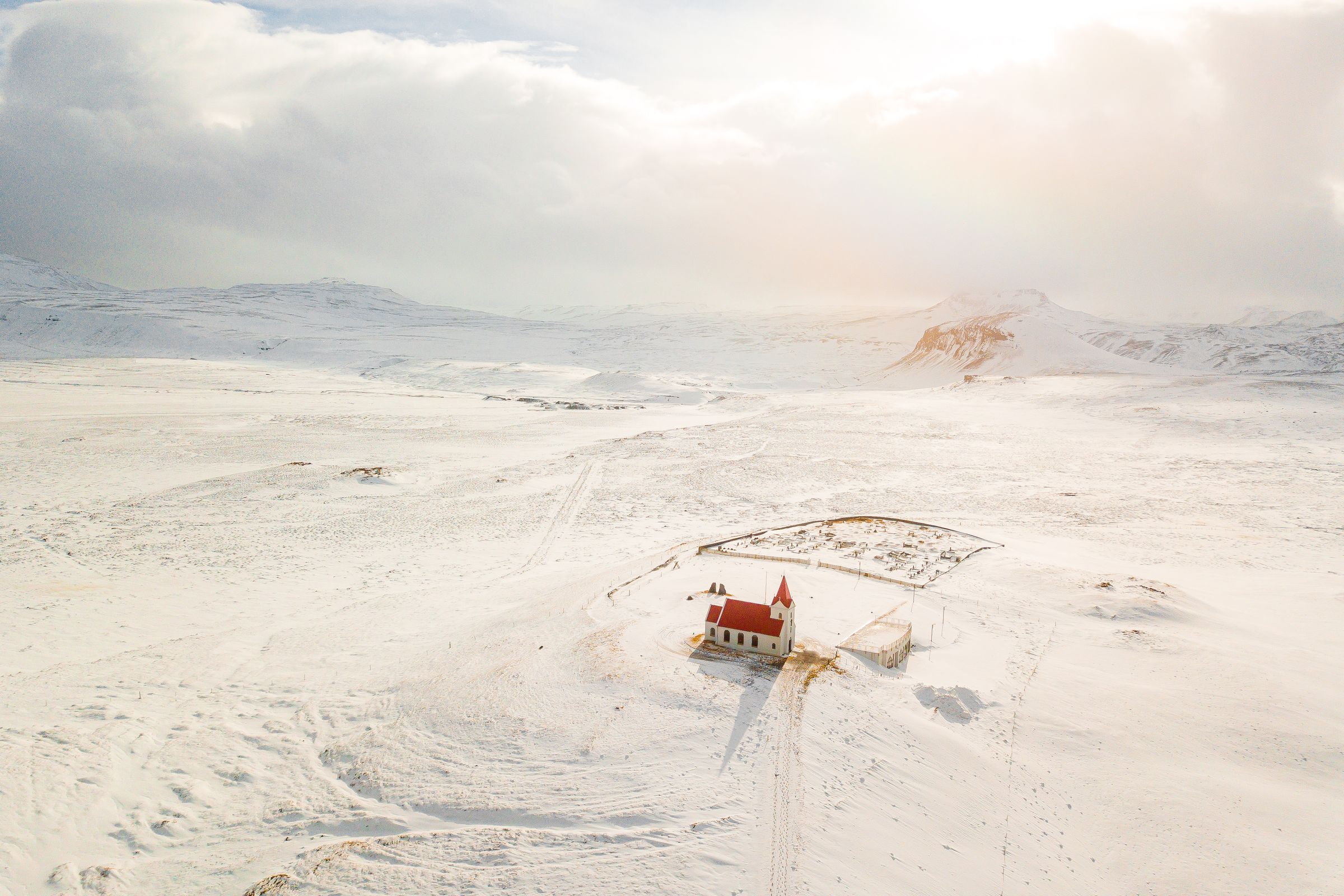 una vista aérea de una iglesia en medio de un campo nevado.