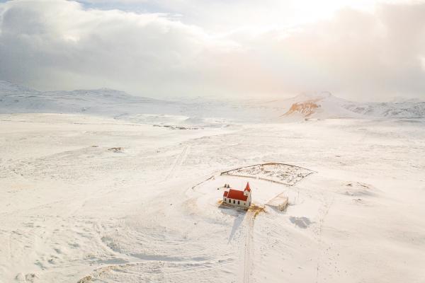 una vista aérea de una iglesia en medio de un campo nevado.