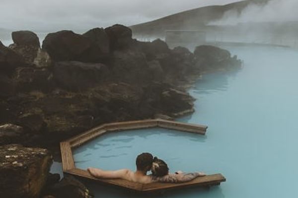 Pareja en un agua termal en Islandia