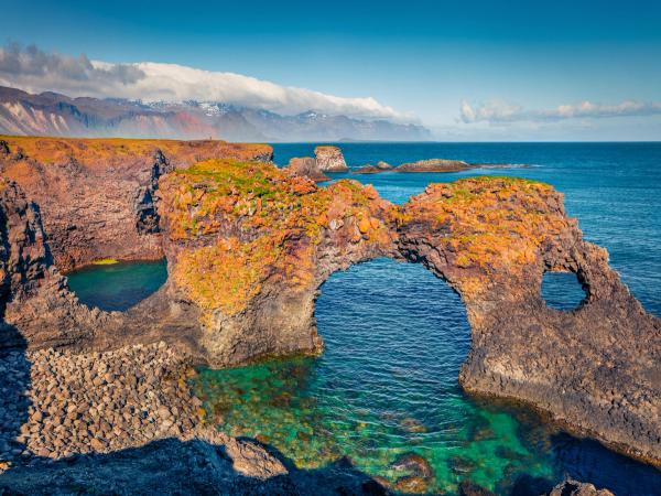 arco de piedra sobre en mar azul transparente en un día soleado