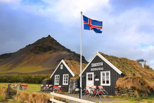 do people speak english in iceland