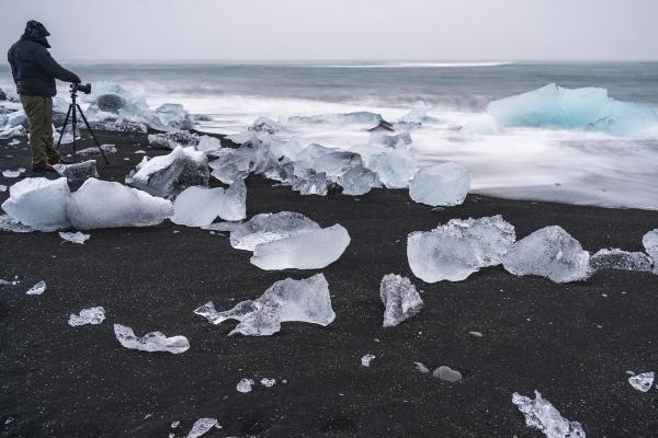 Hombre tomando fotos en la Diamond Beach