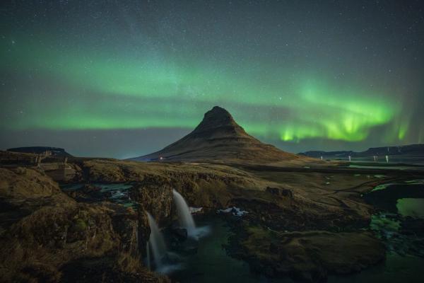 Montaña Kirkjufell con las auroras boreales en el cielo