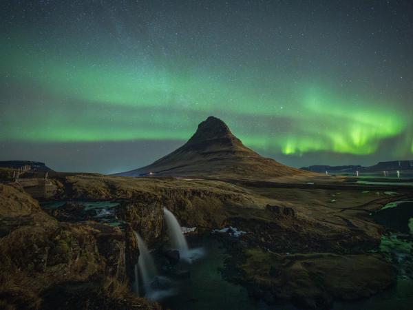 Montaña Kirkjufell con la Aurora Boreal